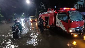 Surabaya City Government Deploys 25 Firefighters To Get Floods