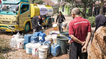 Masyarakat Bandung Barat yang Terdampak Kekeringan Menerima Air Bersih