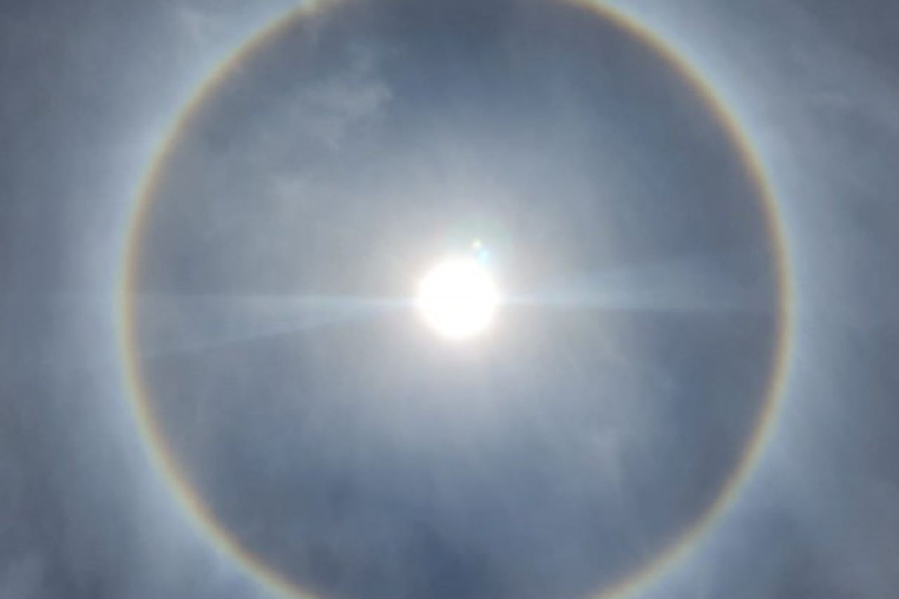 空のアンタン マカッサルに太陽の指輪やハローサンが現れる