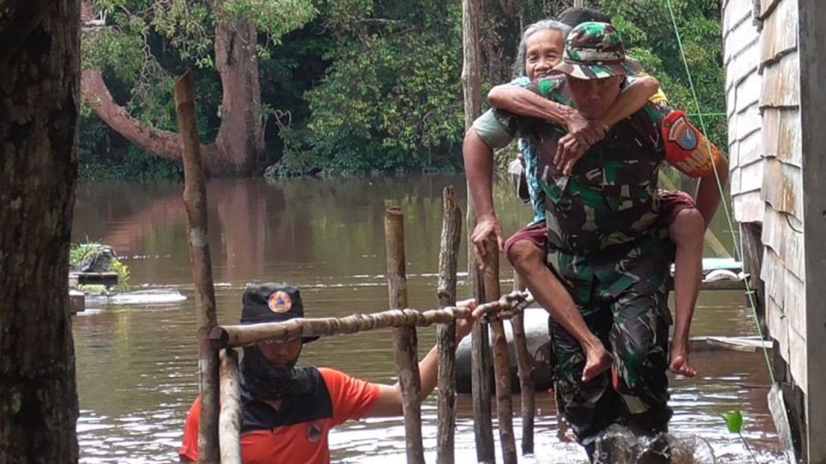 Terjang Banjir, Babinsa dan Petugas BPBD Evakuasi Rukyah, Nenek 75 Tahun yang Sakit di Palangka Raya