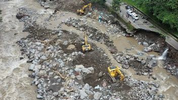 The Ministry Of PUPR Uses Heavy Equipment To Handle Flash Floods In West Sumatra