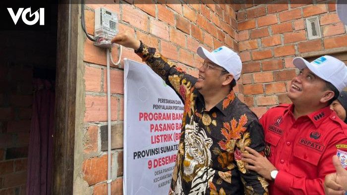 Sebanyak 2.412 warga Sumsel menerima bantuan instalasi listrik baru
