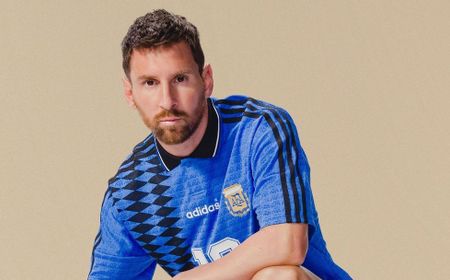 Gaya Klasik Messi dengan Jersey Retro Argentina