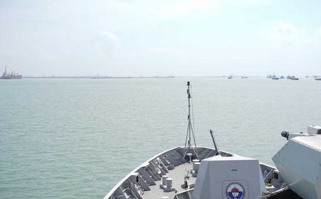 KRI Martaditana Uji Tembak Meriam 76 di Utara Laut Jawa