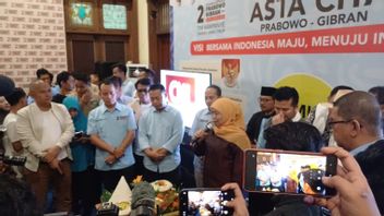 Khofifah cut down Tumpeng Claim Prabowo-Gibran赢得2024年总统大选