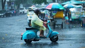 2 Bibit Siklon Melintasi Indonesia, BMKG Minta Warga NTT, Maluku hingga Papua Waspadai Cuaca Ekstrem 