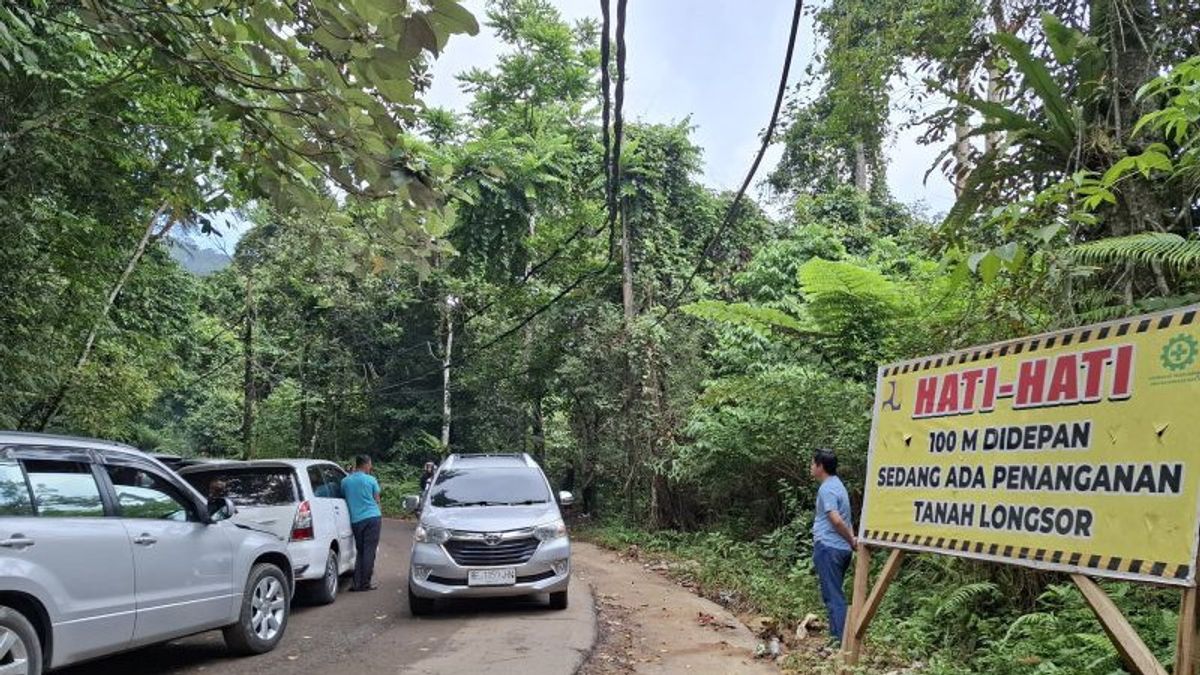 Impact Of Land Land Land Land Landslides, Liwa Barat National Road In West Lampung Congested 2 Km