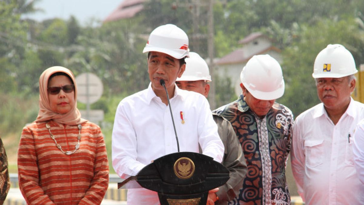 President Jokowi Reviews Vaccination Of 1000 Residents In Balikpapan