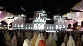 バンダアチェグランドモスクでの祈りはもはや距離を保つ必要はありません