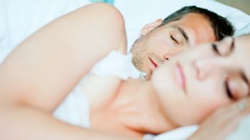 幸せなカップルが質の高い夜の睡眠を得る可能性を持っている5つの理由