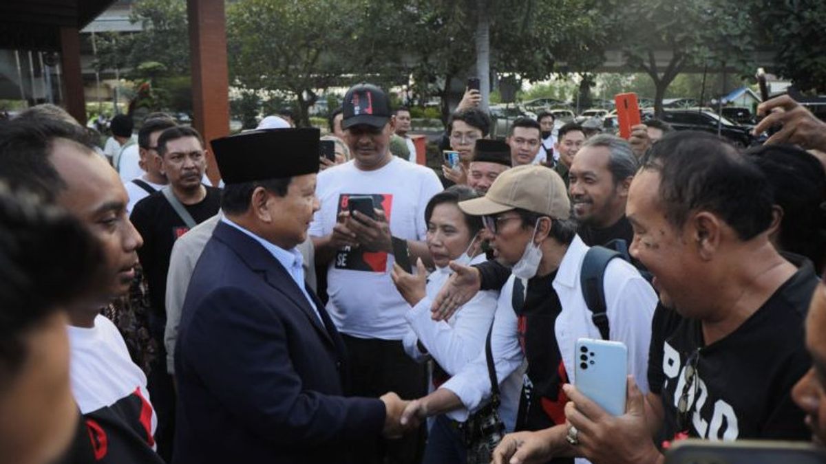 Prabowo Disambut Ratusan Relawan ‘Gibran-Jokowi’ Saat Tiba di Solo 