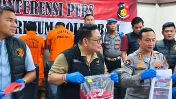 دينباسار - ألقت شرطة بالي القبض على رجلين كانا يلوحان بالأعلام الحمراء والبيضاء ، مستاءين من RKUHAP من قبل DPR