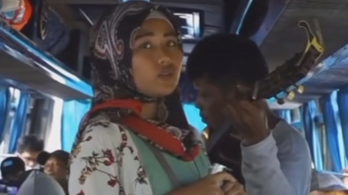 Pengamen Viral Nyanyikan <i>Wulan Merindu</i> di Atas Bus
