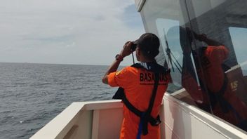 SAR Evacuates Rohingya Immigrants Whose Ship Is Karam In Aceh Waters