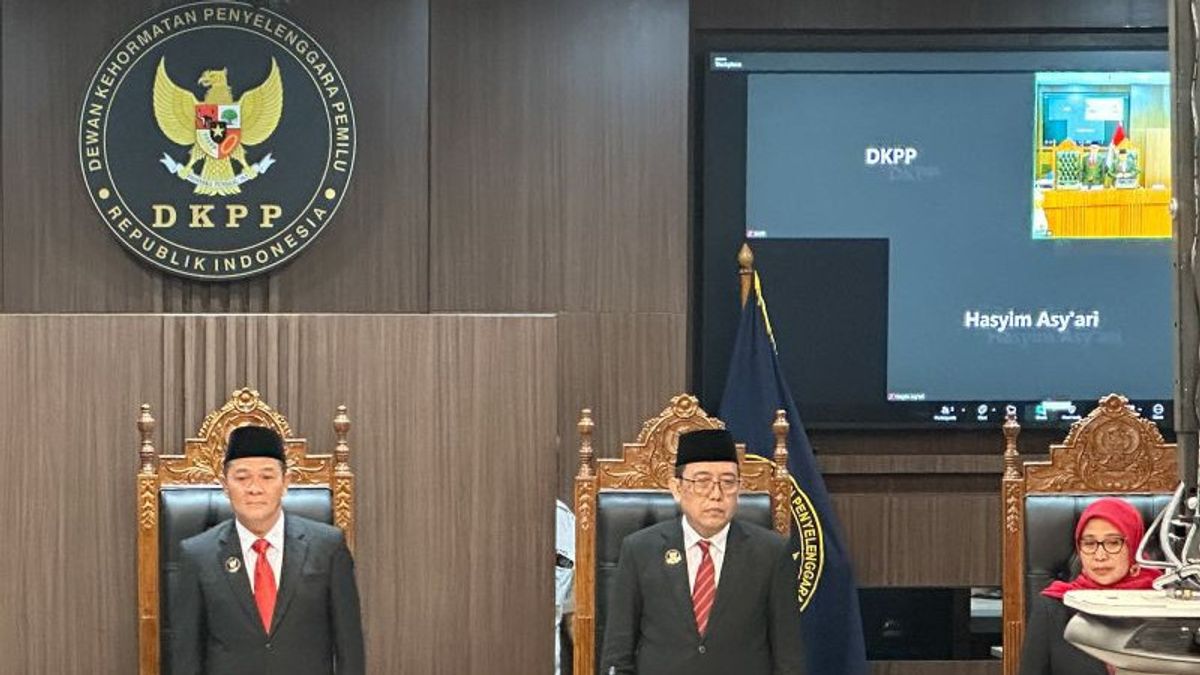 Le président de la KPU, Hasyim Asy’ari, s’est présent en ligne lors d’une audience DKPP sur les soupçons d’immoralité piégées