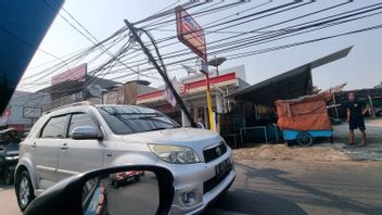 帕穆朗的交通拥堵是由于电线杆与Semerawut Roboh电缆,Ketakutan道路使用者造成的