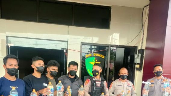 Polda Malut Sita 718 Botol Miras Cap Tikus Asal Bitung