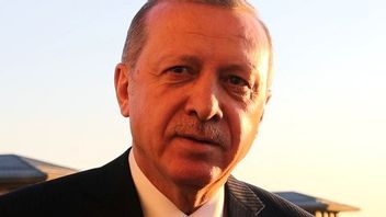 26 Février Dans L’histoire: Le Leader Turc Abandonne La Laïcité, Erdogan Né