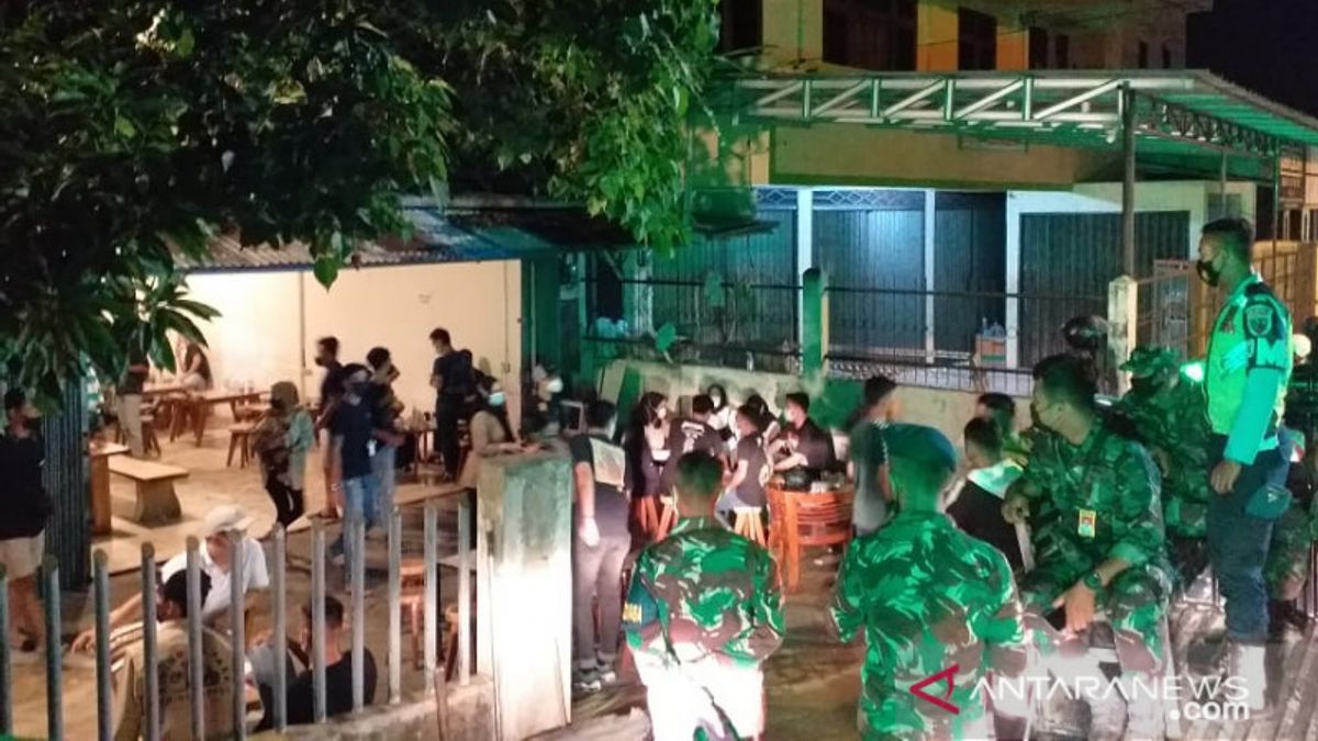 Tim Yustisi Belitung Bubarkan Kerumunan Pengunjung Kedai Kopi karena Melebih Batas Waktu