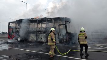 パダム、タンジュンプリオクアラミ方向の都心有料道路で燃えているバスは5億ルピアを失いました