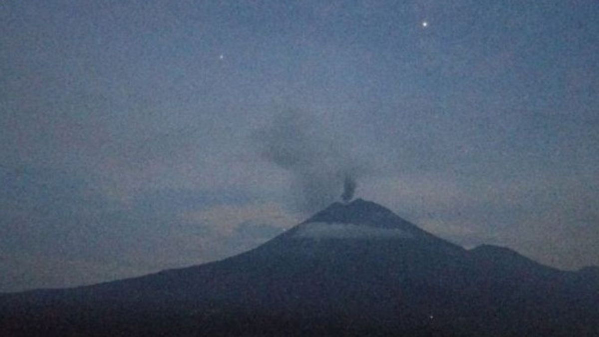 新年之夜的塞梅鲁火山喷发