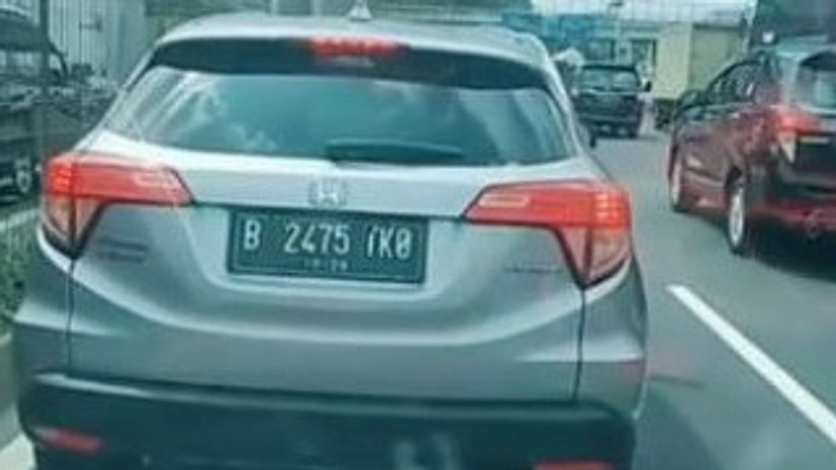 Ambulance Intercepted By Honda HRV Silver At Cawang Toll Road, Police Explain That Congestion Also Caused President Jokowi To Get Stuck In Traffic