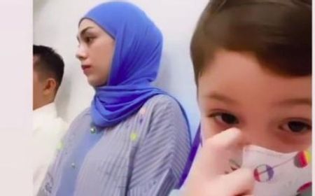 Cantik Berhijab Biru Saat Menyantuni Anak Yatim, Isu Celine Evangelista Mualaf Kembali Menguat