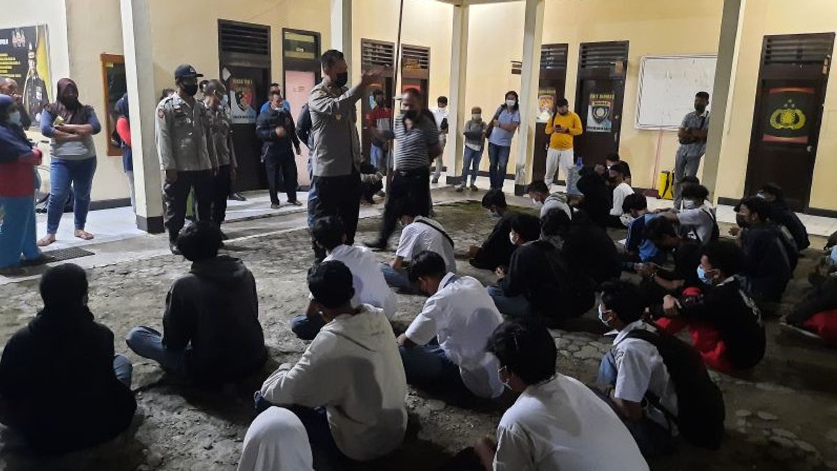 Polisi Amankan 29 Pelajar di Jambi yang Bersiap Tawuran, Senjata Tajam, Double Stick dan Kayu Disita