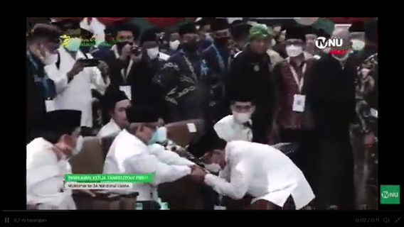 Detik-detik Gus Yahya Menunduk dan Cium Tangan KH Said Aqil, Gun Romli: Tradisi Politik NU yang Keren! 