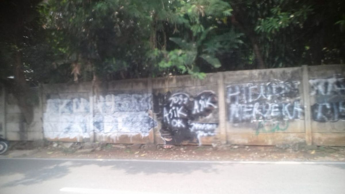Satpol PP Explore Les Créateurs De Peintures Murales De Type Jokowi à Jagakarsa, écrivant: Okay 3 Hehehe Periods, Mikirin Rakyat To Skinny