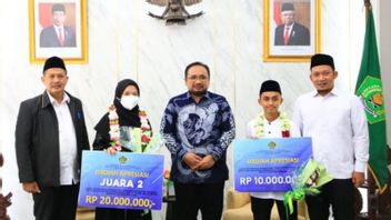 在国际MTQ活动中，宗教部向Jihan Afifah和Khairurazzaq提供奖金，使印度尼西亚感到自豪