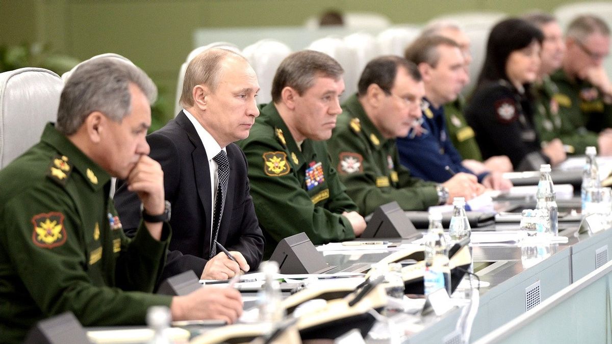 ホワイトハウスは、プーチンは本当の情報を持っていないと言う:誤解を感じ、軍事指導者との緊張に従事する