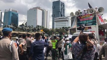 1812 Action To Free Rizieq Shihab, A Car Bearing The Words FPI Is Confiscated