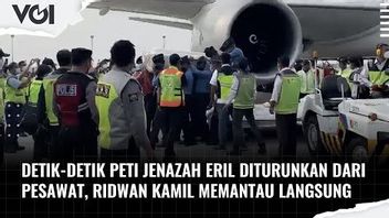 VIDEO: The Seconds Of Eril's Coffin Being Unloaded From The Plane, Ridwan Kamil Monitors Live