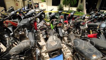 ジャカルタからスマトラ島に送られた数十台の盗まれたオートバイを押収した警察