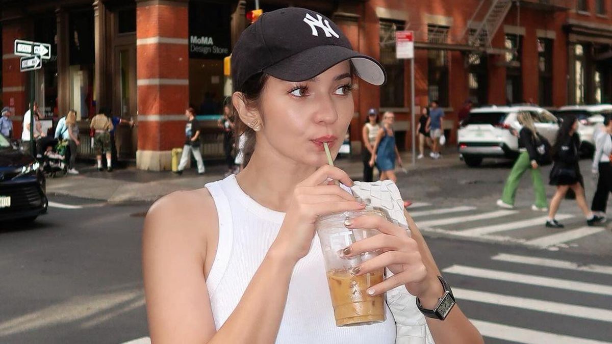 Pakai Tanktop Putih saat Menyusuri Jalanan New York, Intip Potret Enzy Storia Bergaya ala New Yorker