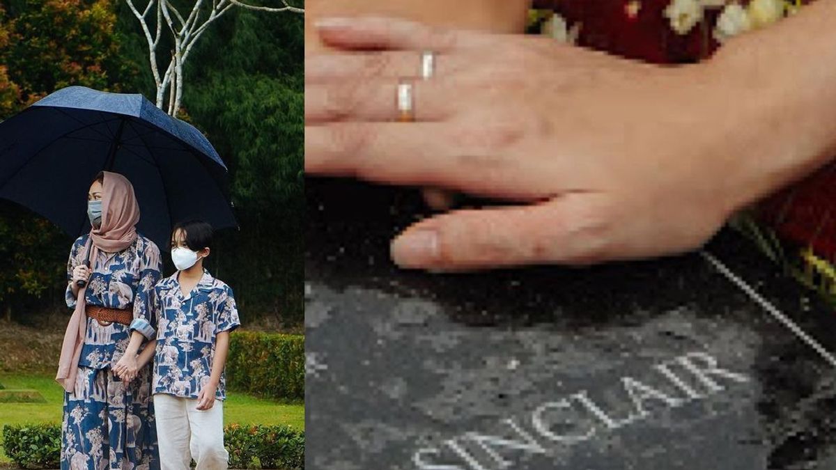 Visit The Tomb of her husband, Bunga Citra Lestari Wearing Ashraf Sinclair's Ring On Middle Finger
