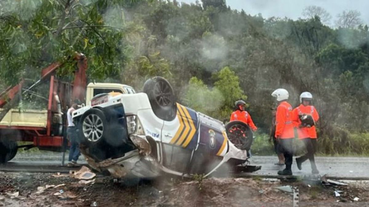 事故によりケプリ州知事アンサール・アフマド・リングセクの旅行を護衛していた車、運転手は生き残った