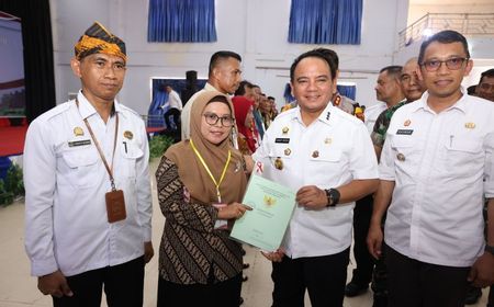 Pj Gubernur Serahkan 4.284 Sertifikat Tanah Masyarakat Kota Baubau