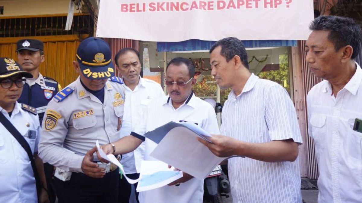 Deputy Mayor Of Surabaya Inspection Of Complaints From Residents Regarding Road Bank Parking