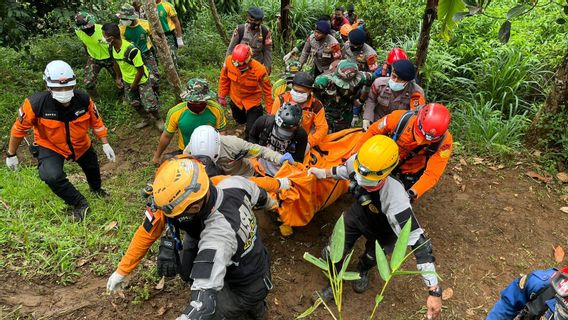 Brimob Personnel Successfully Evacuating 1 Victim Of An Earthquake With A Magnitude Of 5.6 In Cianjur Cugenang