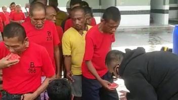 فيروسي! مول سورابايا الزوار يقولون: غبي لارتداء أقنعة، بوتو Arimbawa يعاقب لإطعام الناس مجنون