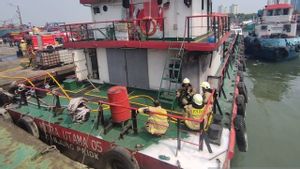 Kapal Pengangkut BBM di Dermaga Muara Baru Terbakar, Sudin Gulkarmat Gunakan Teepol Agar Tidak Merambat
