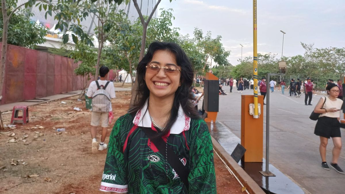 Enthusiasm Of Sintya Marisca Watching The First Day Of Bruno Mars Concert In Jakarta