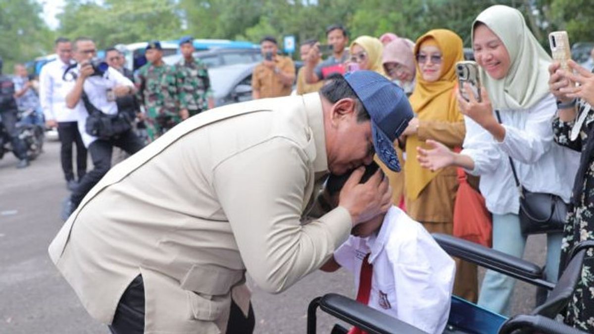 Prabowo Cium Kening élève SLB Negeri Pangkalpinang qui l’a accueilli dans la rue
