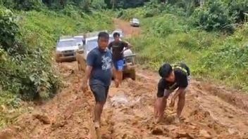 Jalan Kayan Selatan - Sungai Boh Rusak Parah, Mobil Terjebak di Kubangan Lumpur