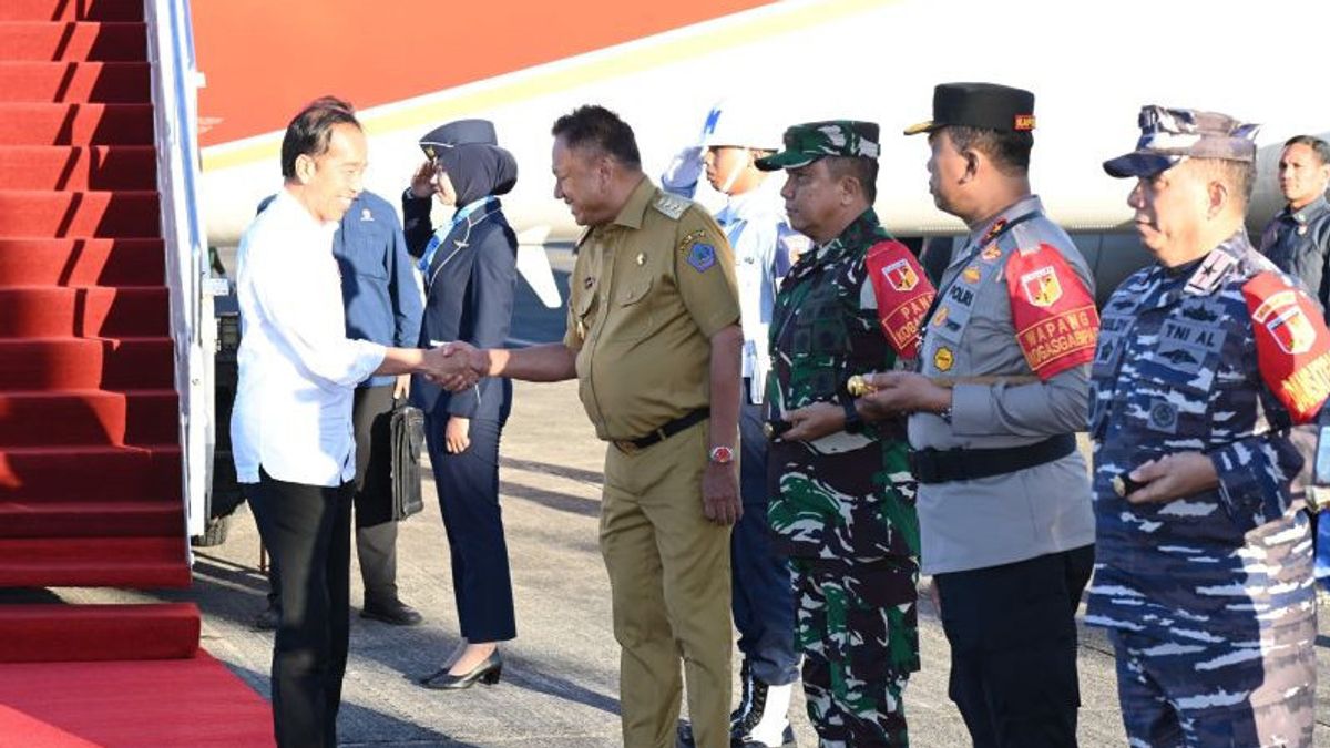 Welcoming Governor Olly Dondokambey's Smile, President Jokowi Continues Working Visit To Manado