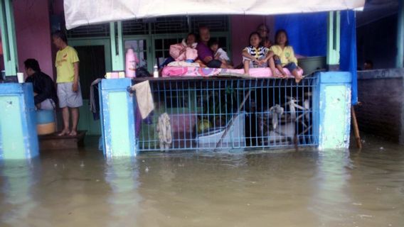 Des Centaines De Maisons à Karawang Ont été Submergées Par Des Inondations En Raison Des Fortes Précipitations De Ces Derniers Jours