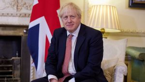 Surat Kabar Inggris Terbitkan Foto PM Boris Johnson yang Diduga Gelar Pertemuan di Taman saat Penguncian COVID-19