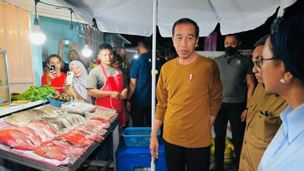 Jokowi Sambangi Kawasan Wisata Kuliner Kampung Ujung Labuan Bajo, Bagikan Celemek ke Pedagang